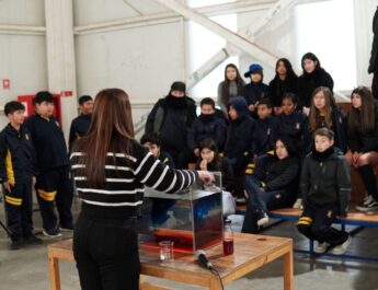Escolares de Puchuncaví y Quintero analizan la dinámica de fluidos y desalinización a través de experimentos prácticos